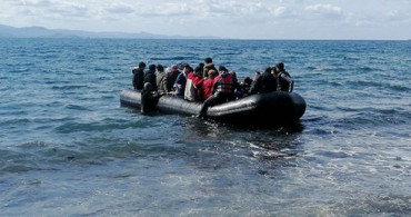 Mülteciler Botlarla Midilli Adası'na Geçiyor
