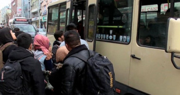 Mülteciler Sınırlara Minibüsler ve Taksilerle Gidiyor