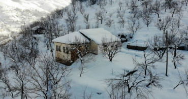 Muş'ta Kar Kalınlığı 1 Metreyi Aştı: Tek Katlı Evler Kara Gömüldü!