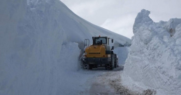 Muş’ta kar kalınlığı 4 metre oldu: Ekipler yol açma çalışmalarını sürdürüyor