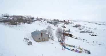 Muş’ta kar yağışı etkili oldu: Bir köy kara gömüldü
