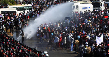 Myanmar'da Protestoculardan Askerlere Saldırı