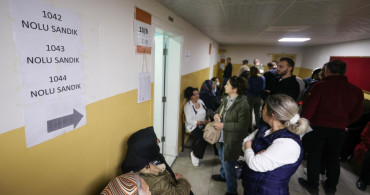 O okulda adım atacak yer yok: Oy kullanma sırası merdivenlere kadar uzadı
