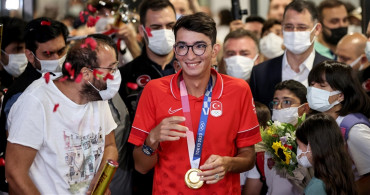 Olimpiyat Şampiyonu Altın Çocuk Mete Gazoz İstanbul'da Coşkuyla Karşılandı