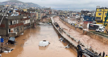 Önce deprem sonra sel vurdu: Görüntüler görenleri dehşete düşürdü