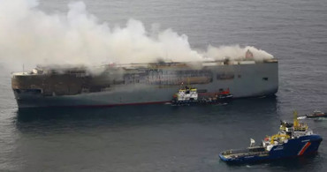 Otomobil taşıyan kargo gemisinde çıkan yangın 10 gündür sürüyor