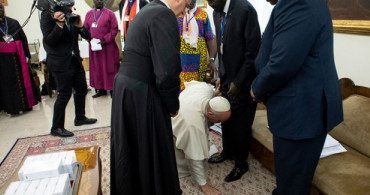 Papa, Barış Dilediği Sudanlı Yetkililerin Ayağını Öptü