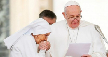 Papa Neden Ayin Sırasında Elini Öptürmedi ?