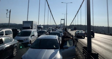 Polisten Kaçan Şahıslar FSM Köprüsü'nde Kaza Yaptı, Trafik Kilitlendi