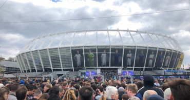 Poroşenko ve Zelenskiy  Son Kozlarını Stadyumda Paylaştı