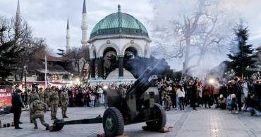 Ramazanın ilk iftarını açmak için İstanbullular Sultanahmet Meydanını doldurdu