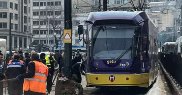 Raydan çıkan tramvay elektrik direğine çarptı: Yolcular tahliye edildi