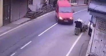 Rize'de El Arabası İle Odun Taşıyan Kadına Minibüs Çarptı!