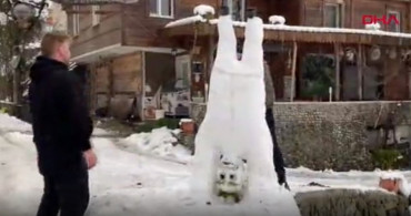 Rize'de Yoğun Kar Yağışını Değerlendiren Vatandaşlar Kardan Adamı Bu Kez Tersten Yaptı!