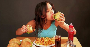 Ruh haliniz beslenme alışkanlığınızı doğrudan tetikliyor: Duygusal açlık yiyecekle dolmaz!