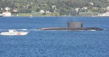 Rus Denizaltısı İle Kurtarma Gemisi Çanakkale Boğazı'ndan Geçiş Yaptı