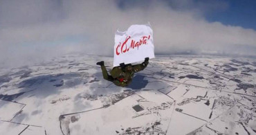 Rus Paraşütçüler 4 Bin Metreden Atlayarak 8 Mart'ı Kutladı