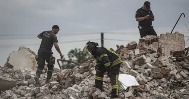 Rusya dur durak bilmiyor! Ukrayna'ya bağlı Çasov Yar şehrini bombaladı: 35 kişi enkaz altında