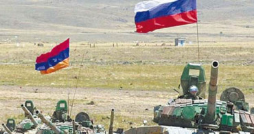 Rusya -  Ermenistan Görüşmesinde Bayrak Krizi Çıktı
