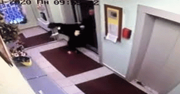 Rusya'da Otel Müşterisi, Temizlik Görevlisini Asansörden Dışarı Attı