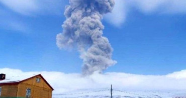 Rusya'da Yanardağ Patladı!