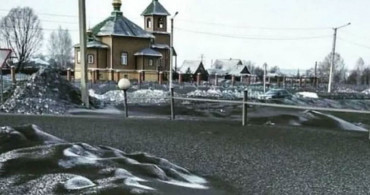 Rusya’nın Omsukchan Köyüne Siyah Kar Yağdı!