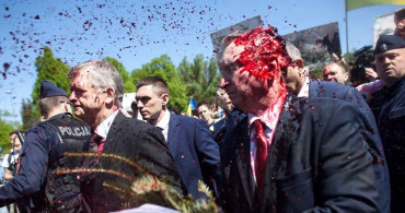 Rusya'nın Varşova Büyükelçisi Sergey Andreev'e kırmızı boyalı saldırı düzenlendi!