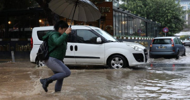 Sağanak yağış İzmir’de hayatı olumsuz etkiledi: Tarlalar su altında kaldı