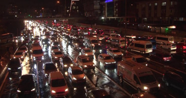 Sağanak yağış ulaşımı felç etti: İstanbul’da trafik yoğunluğu yüzde 90’a ulaştı