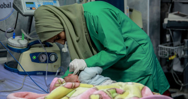 Sağlık görevlileri Gazzeli bebekler için mücadele ediyorlar!