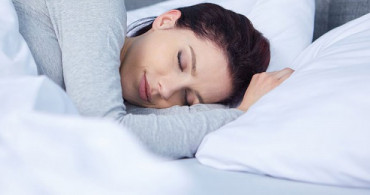 Sağlıklı Uyku İçin Aç Uyumayın Duş Almayın!
