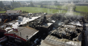 Sakarya'daki Kauçuk Fabrikası Yangını Kontrol Altına Alındı