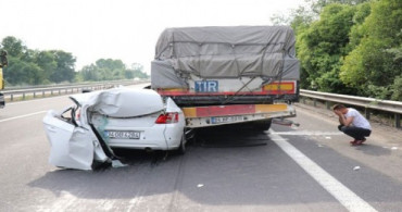 Sakarya TEM'de Feci Kaza: Otomobil Tıra Saplandı
