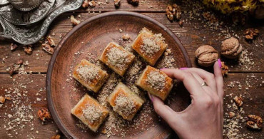 Şam dürümü tatlısı tarifi : en güzel ve lezzetli şam dürümü tatlısı nasıl yapılır? Şam dürümü tatlısı malzemeleri ve pratik tarifi