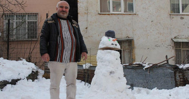 Samsun'da Bir Vatandaş Kardan Robot Yaptı