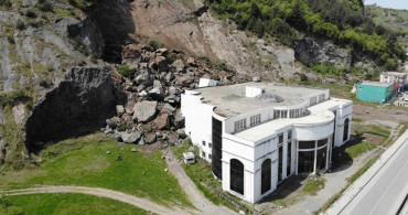 Samsun'da korkutan heyelan: Düğün salonu binası kayaları engelledi!