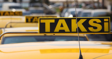 Sarı taksi terörü son bulmuyor, taksi sürücüsü yolcuların eşyalarını dışarı fırlattı!