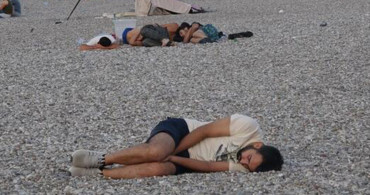 Sıcaklardan Bunalan Tatilciler Konyaaltı Sahilinde Sabahladı
