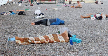  Sıcaktan Bunalan Antalyalılar Konyaaltı Sahili'nde Yatıyor 