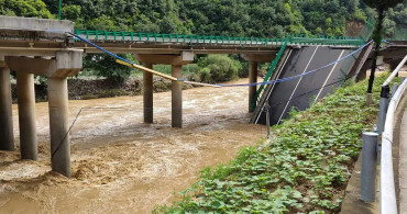 Şiddetli yağmur köprüyü çökertti: 12 ölü, 31 kayıp var