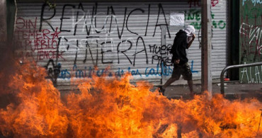 Şili Devlet Başkanı Protestolar Yüzünden Geri Adım Attı