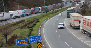 Sınırda 29 Kilometre Uzanan TIR Kuyruğu Arhavi'ye Vardı