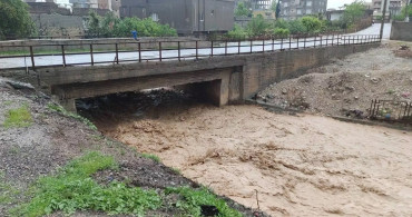 Şırnak ve Hakkari'de şiddetli sağanak yağış nedeniyle okullara bir gün ara verildi