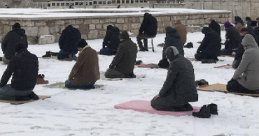 Sırp Polisinden Skandal Olay: Namaz Kılan Boşnakları Hedef Aldılar!