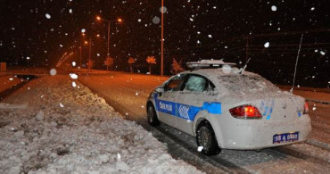 Sivas-Kayseri Karayolunda Kar Sebebiyle 8 Araç Mahsur Kaldı