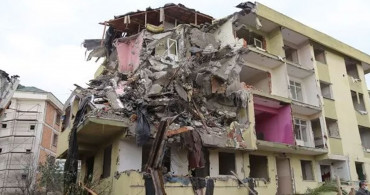 Son Dakika: Büyükçekmece'de Deprem Sonrası Risk Altında Olan 3 bina yıkıldı