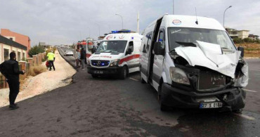 Son Dakika: Okul Servisi İle Halk Otobüsü Çarpıştı! Çok Sayıda Yaralı Var