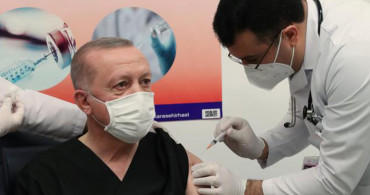 Sosyal Medya Yıkıldı! Cumhurbaşkanı Erdoğan'a Aşı Yapan Doktor Kim?