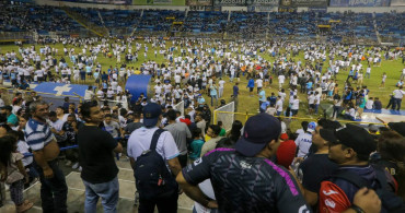 Stadyum girişinde büyük izdiham: En az 9 kişi hayatını kaybetti