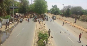 Sudan'da Gösterilerin Gerçekleştiği Meydanda Silah Sesleri Duyuldu